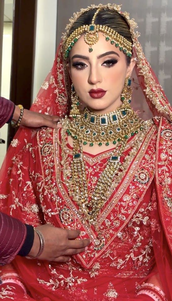 Annamika Singh ( Makeup Studio & Academy)