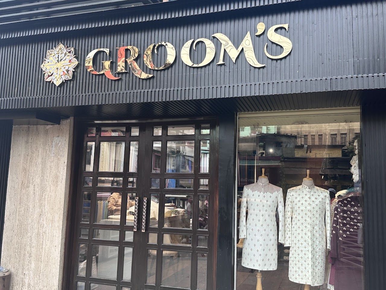 GROOM'S