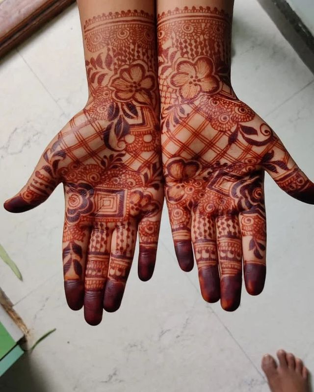 Mehendi artist -@heenastic