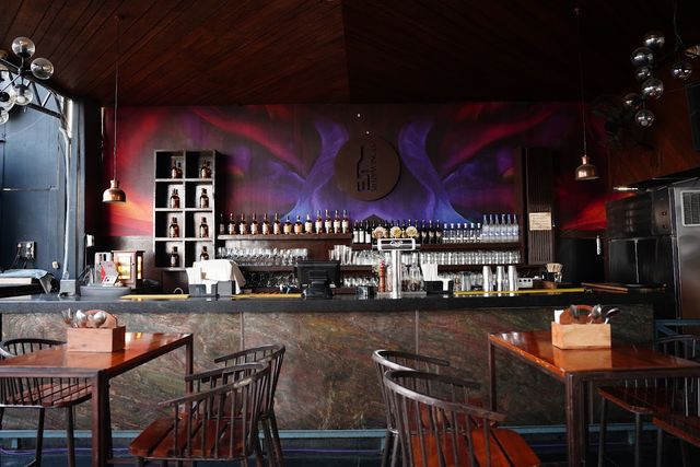 Stone Waters - Kitchen & Lounge