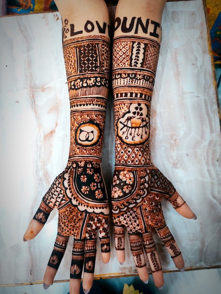Divya mehndi Artist