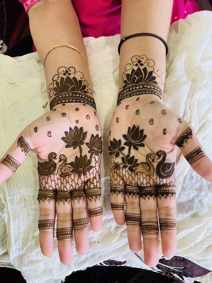 Radhike mehndi artist